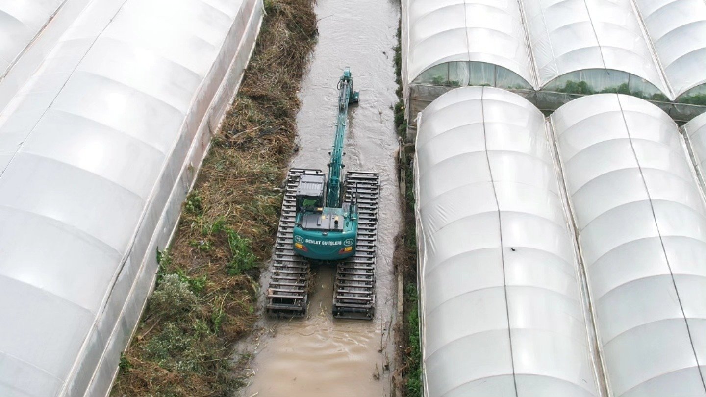 Sihirbaz Iş Makinesinin Antalya Mesaisi Uzadı (3)