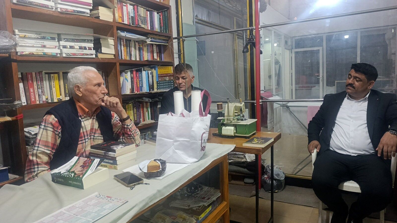 70 Yıllık Terzi Iş Yerini Kütüphaneye Çevirdi (1)
