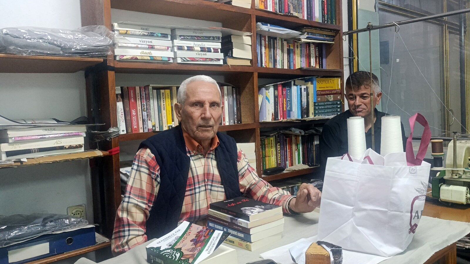 70 Yıllık Terzi Iş Yerini Kütüphaneye Çevirdi (2)