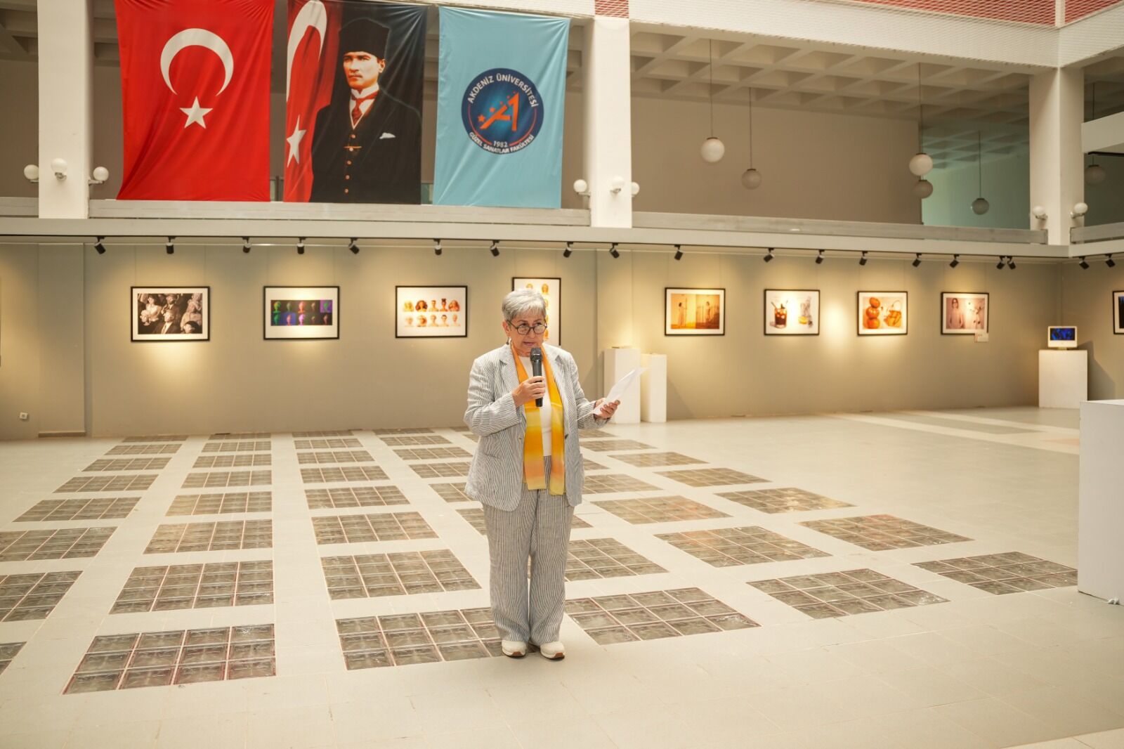 Akdeniz Üniversitesi’ndeki Mezuniyet Sergisi’nde Duygusal Açılış (3)