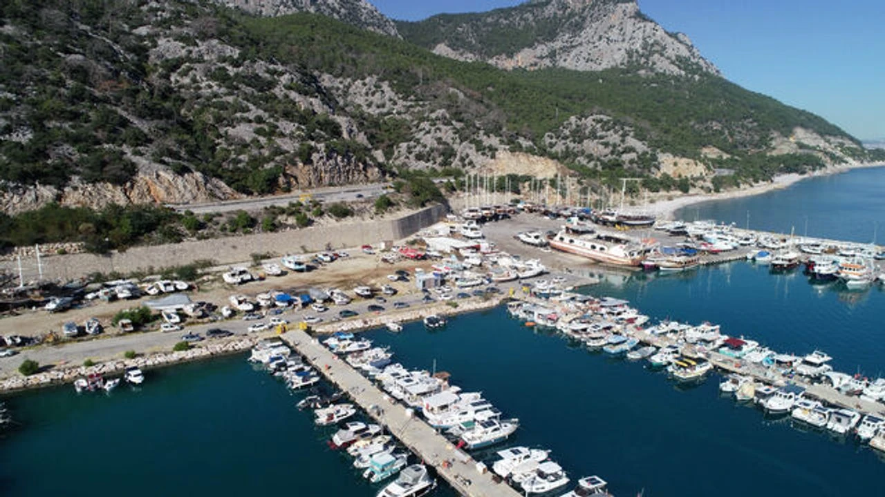Antalya Balıkçı Barınağı’nda Vinç Krizi (3)
