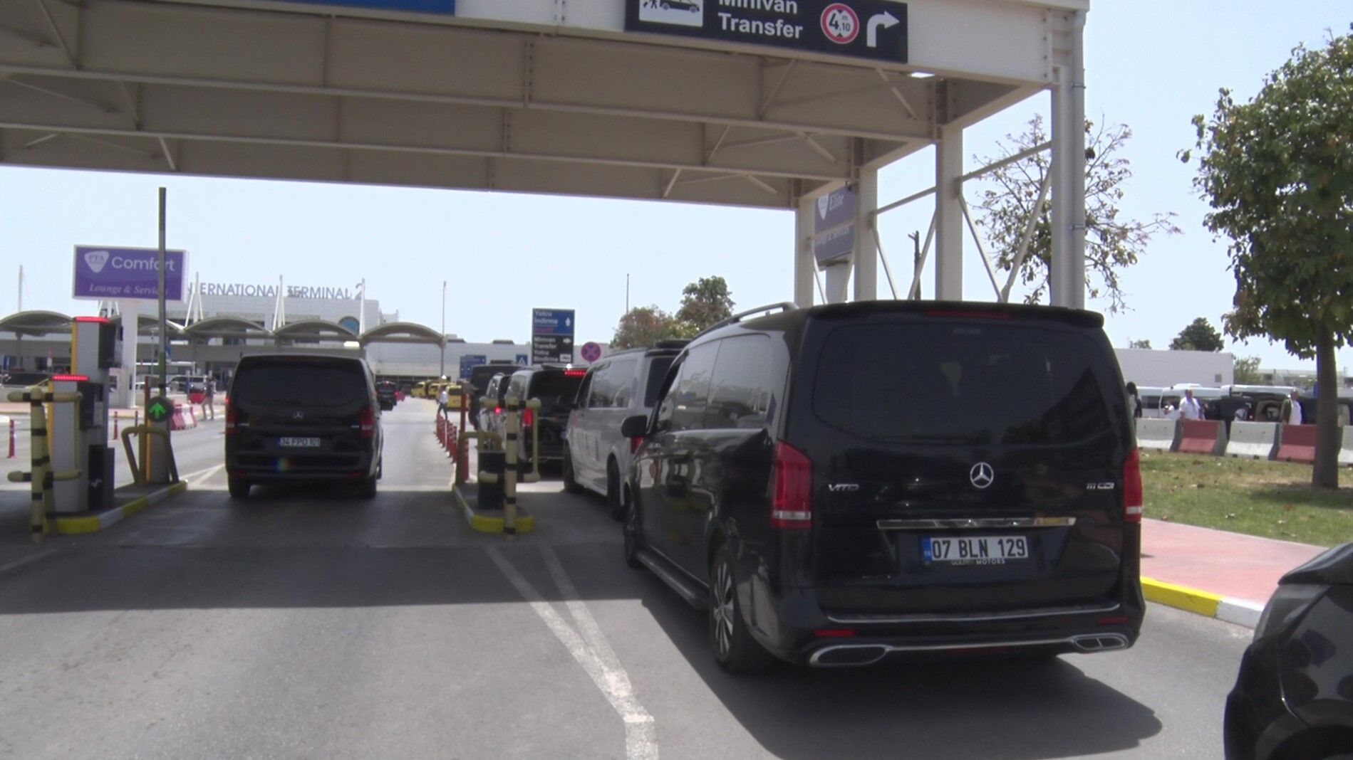 Antalya Havalimanında Çalışanlar Ayağa Kalktı (1)