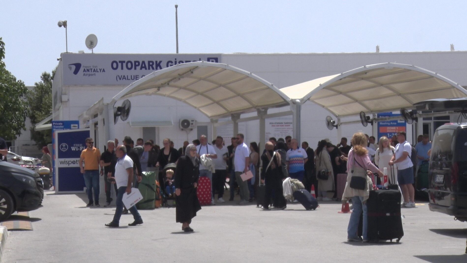 Antalya Havalimanında Çalışanlar Ayağa Kalktı (4)