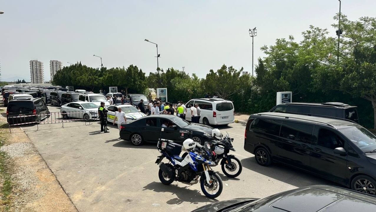 Antalya Havalimanında Çalışanlar Ayağa Kalktı (7)