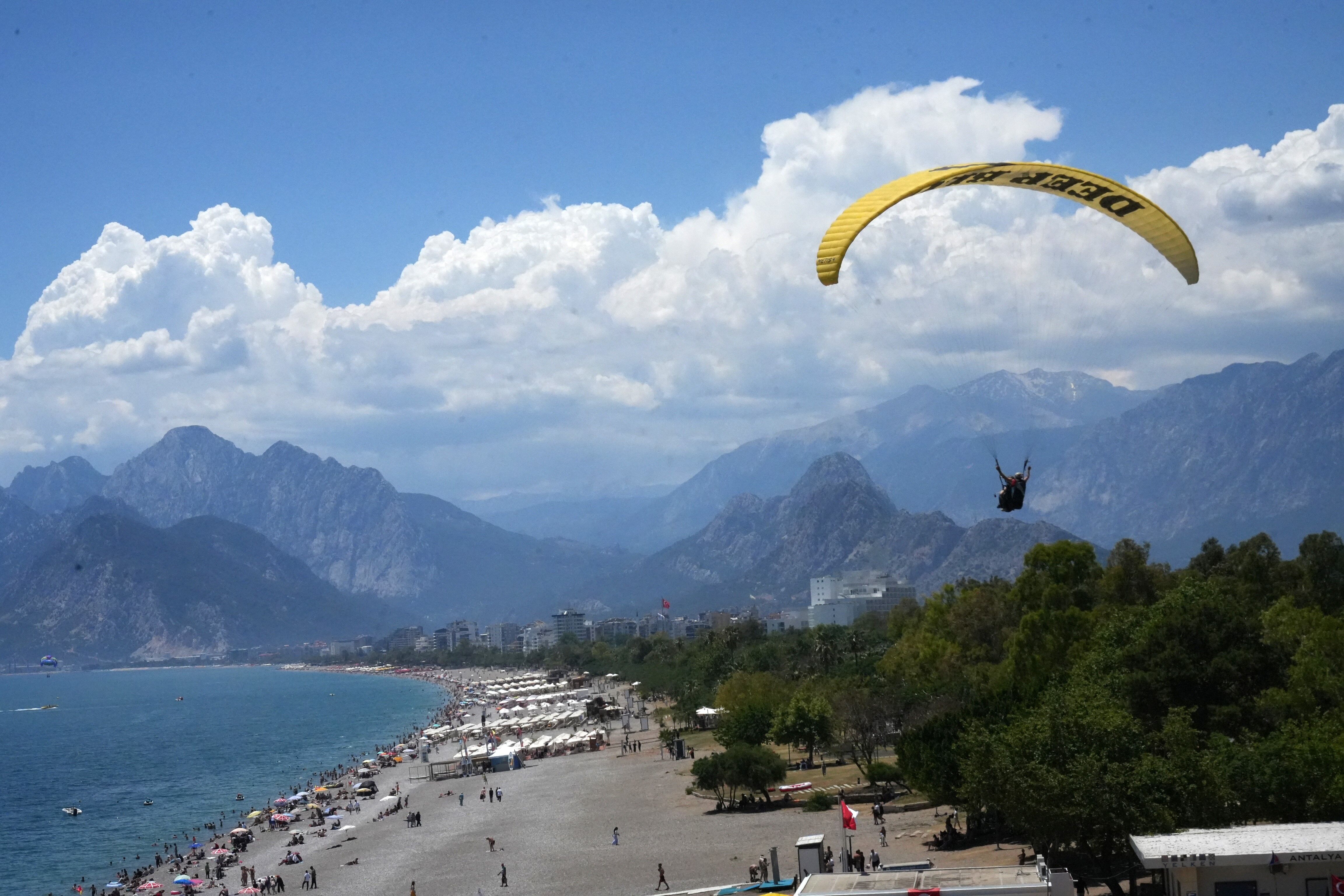 Antalya Konyaaltı Plajına Akın Etti (6)