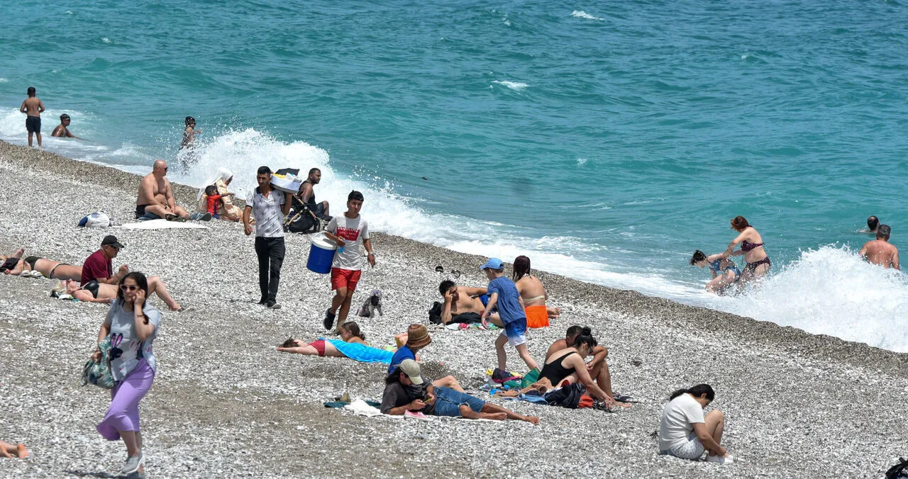 Antalya Sahillerinde Mideye Uyarısı (1)-1