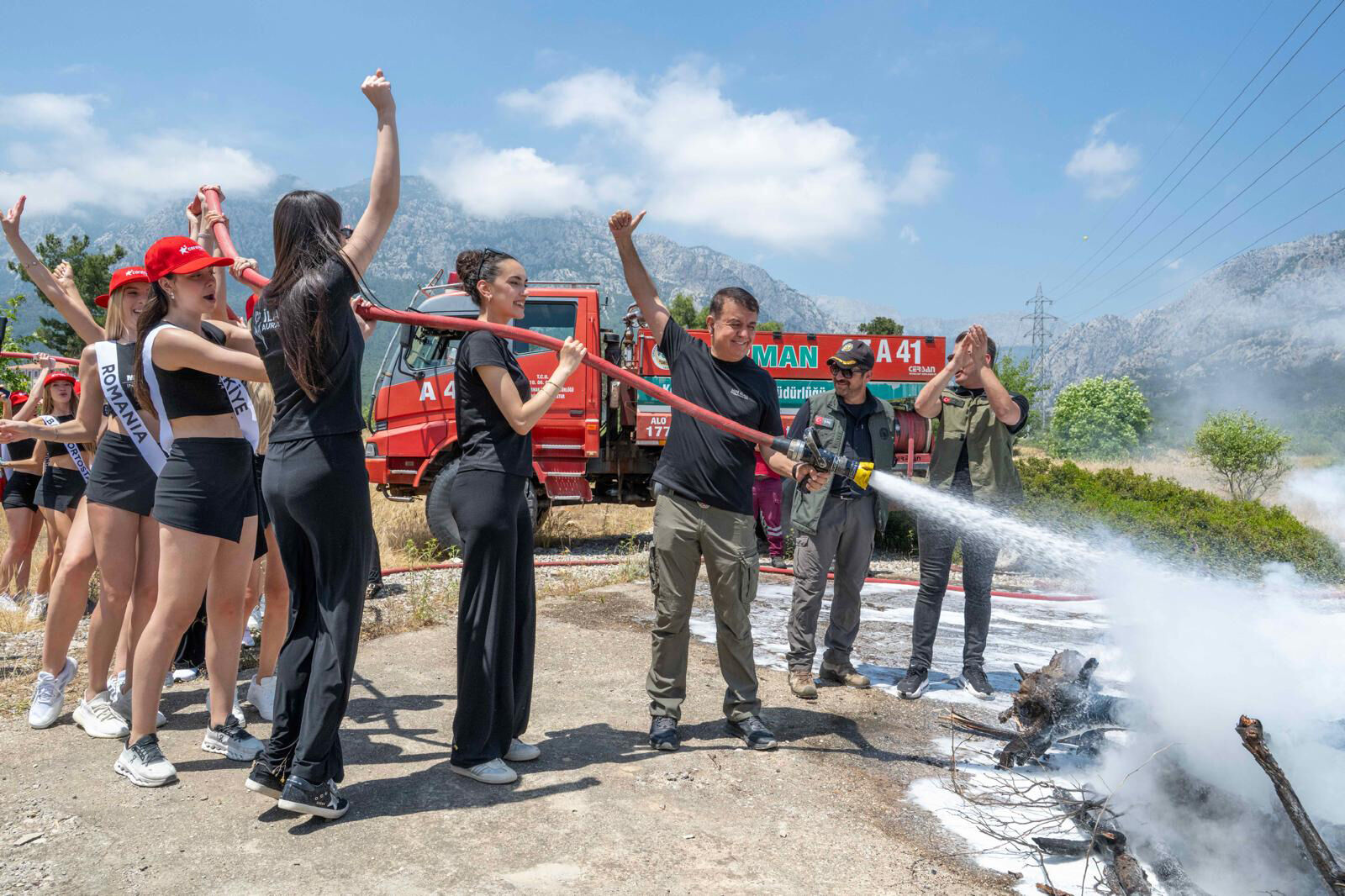 Antalya’da Kraliçe Adaylarına Yangın Söndürme Eğitimi Verildi (2)