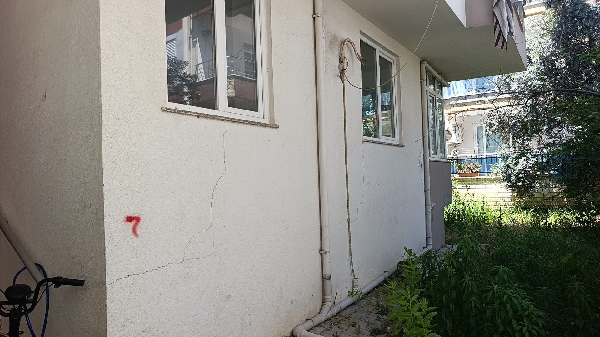 Antalya’da Tehlikeli Binada Korku Dolu Yaşam (5)