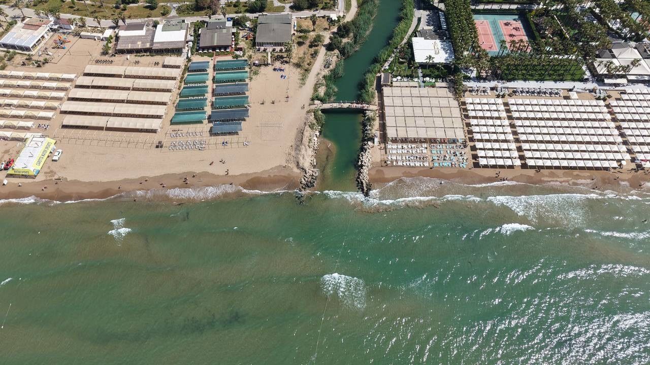 Antalya’daki Denizin Rengi Değişti (1)