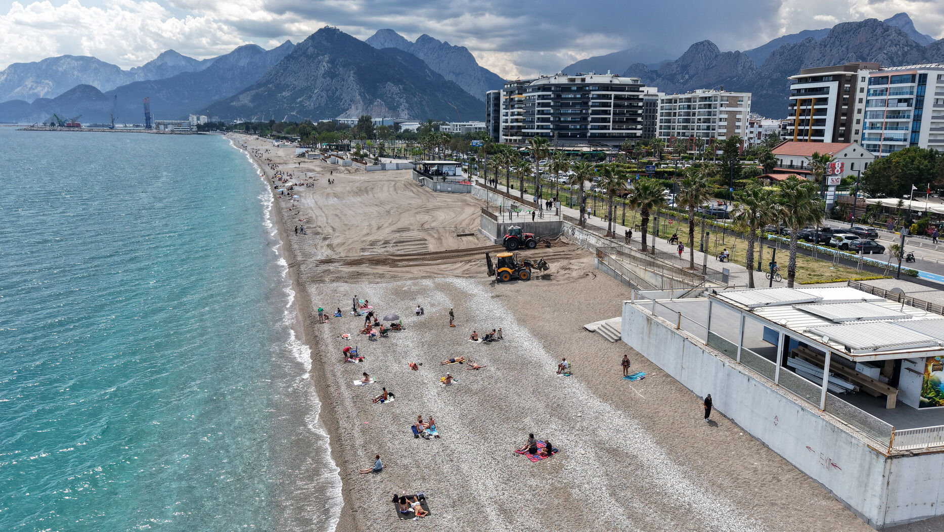 Antalya’nın Dünyaca Ünlü Sahiline Iş Makinası Girdi (4)