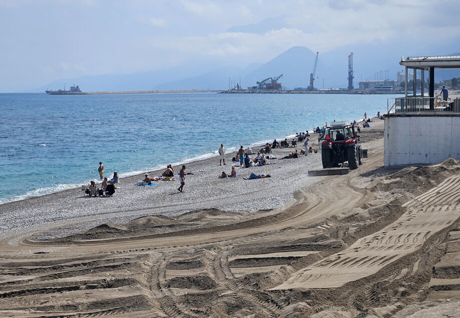 Antalya’nın Dünyaca Ünlü Sahiline Iş Makinası Girdi (5)-1