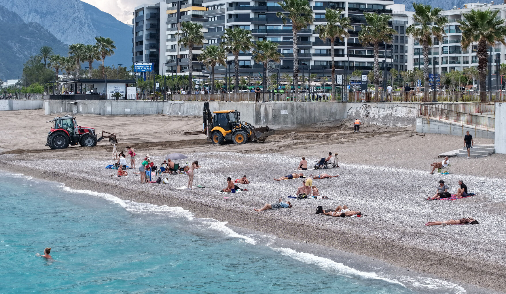 Antalya’nın Dünyaca Ünlü Sahiline Iş Makinası Girdi (6)