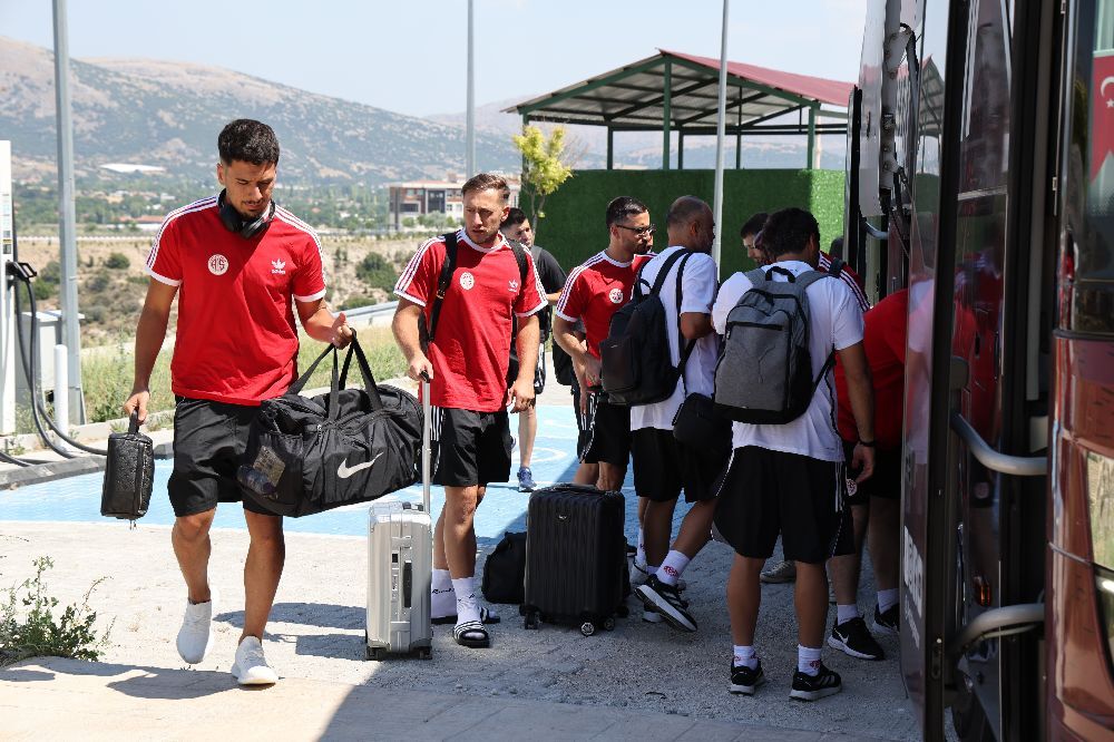 Antalyaspor Son Deplasmanda Otele Kabul Edilmedi (2)