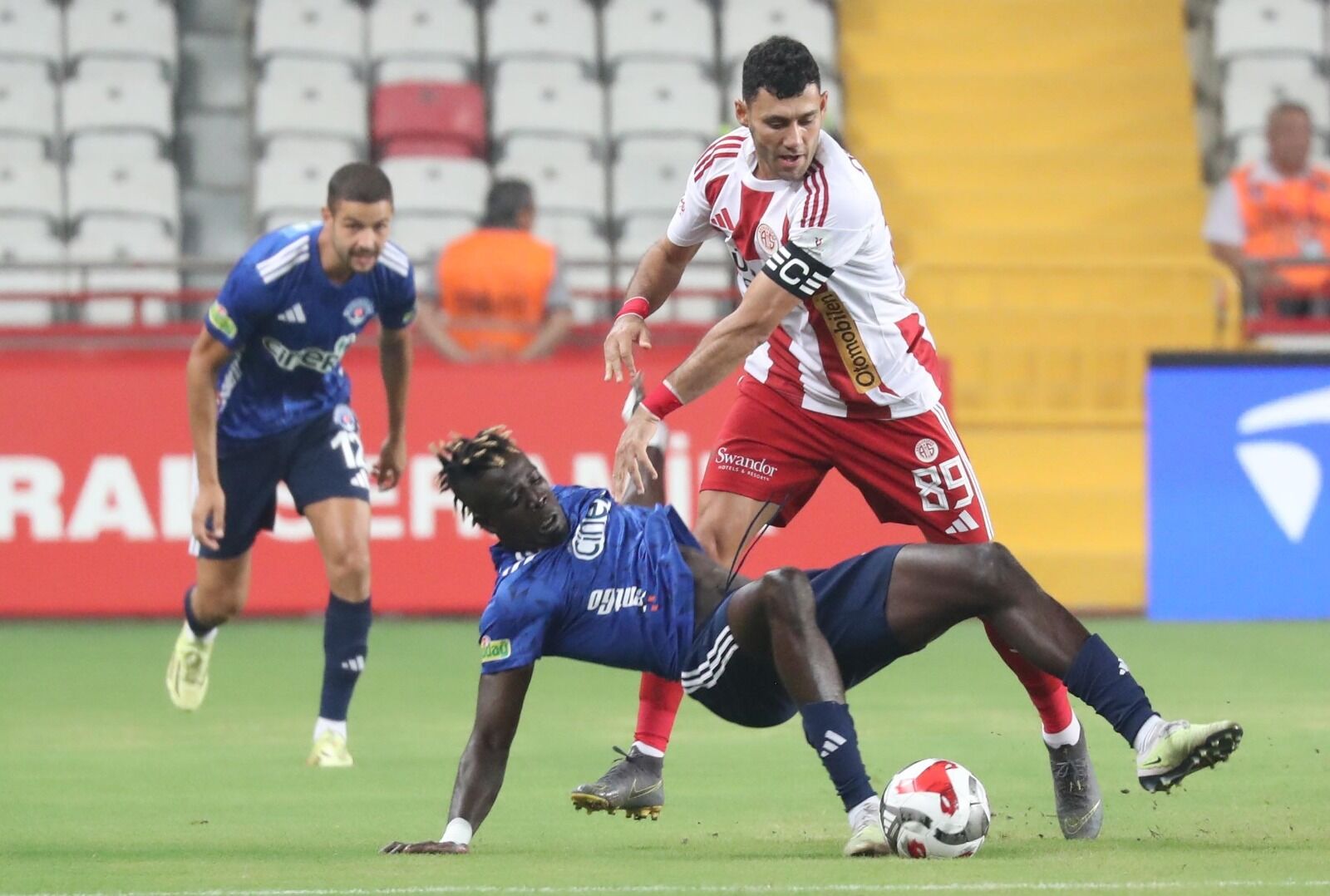 Antalyaspor’da Veysel Şoku! Durumu Ciddiyetini Koruyor (2)