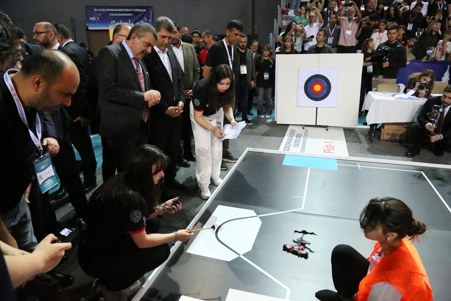 Bakan Tekin, Antalya'da Robot Yarışmasına Katıldı (1)