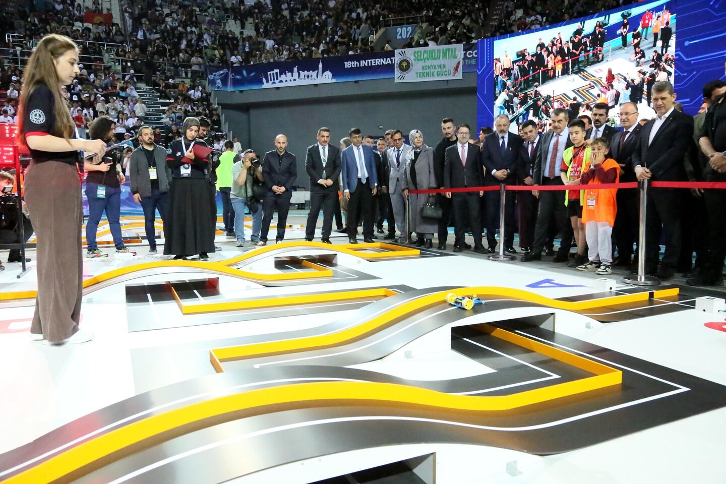Bakan Tekin, Antalya'da Robot Yarışmasına Katıldı (6)