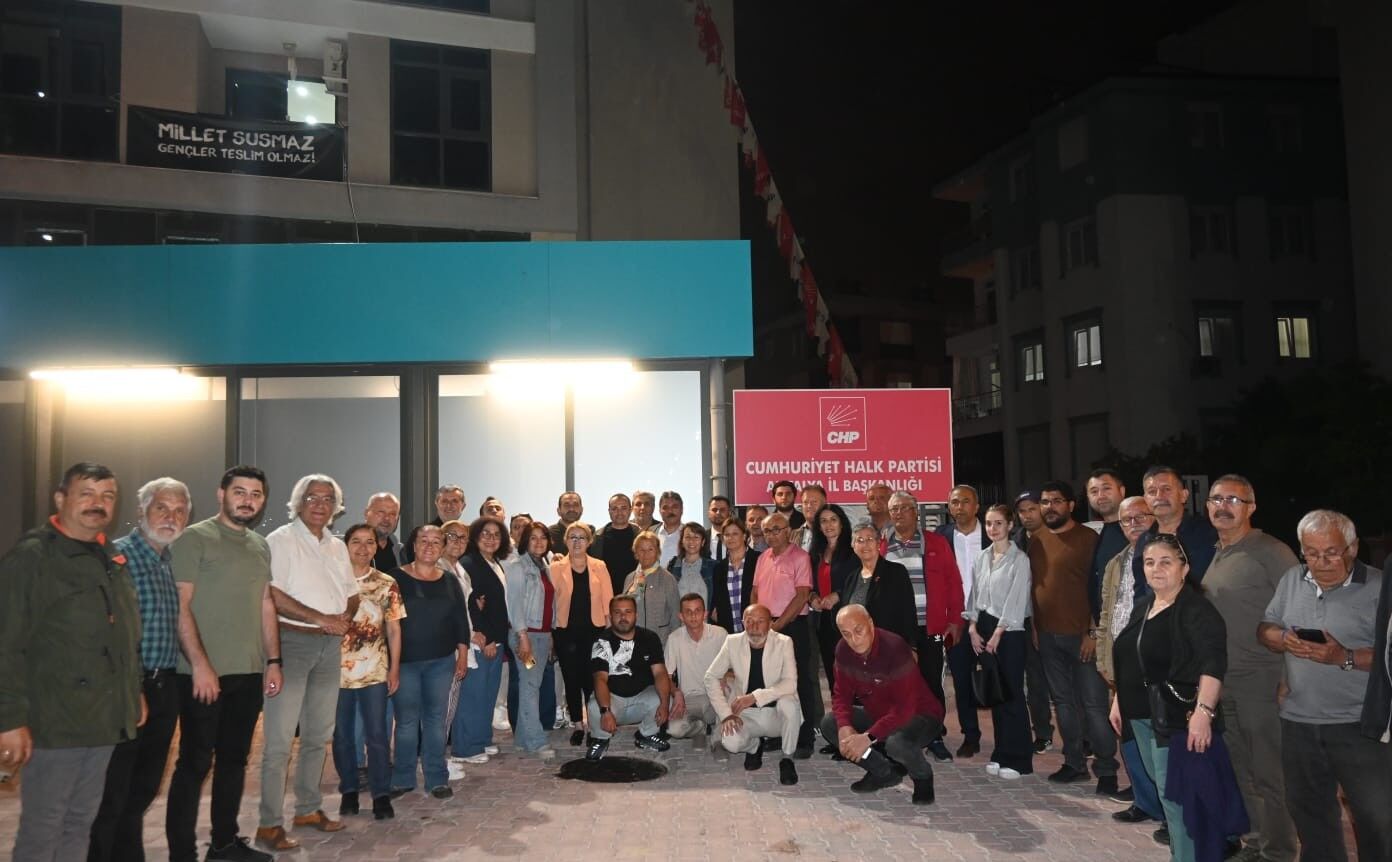 Chp Antalyadan Yagmura Ragmen Gece Nobeti (1)
