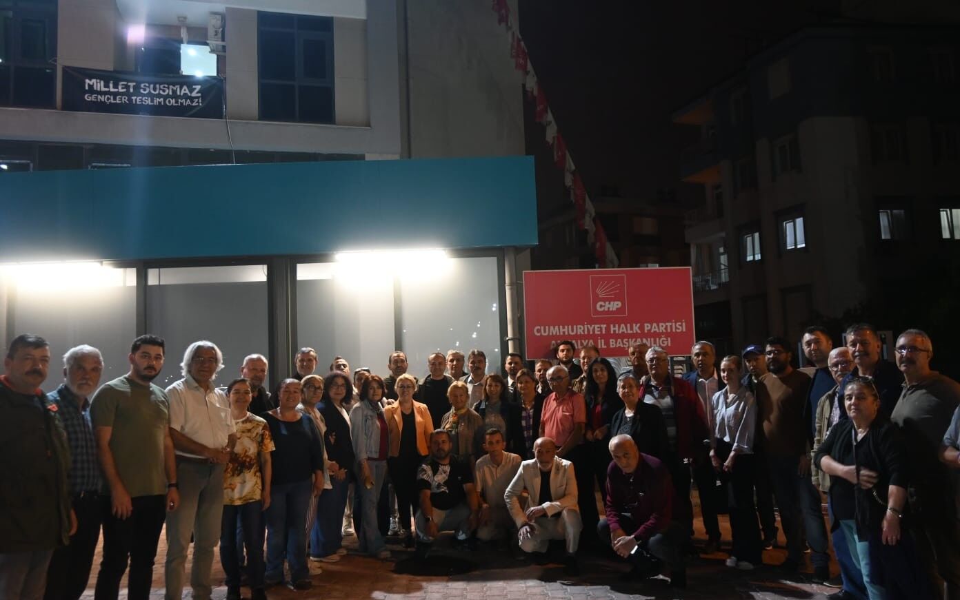 Chp Antalyadan Yagmura Ragmen Gece Nobeti (3)