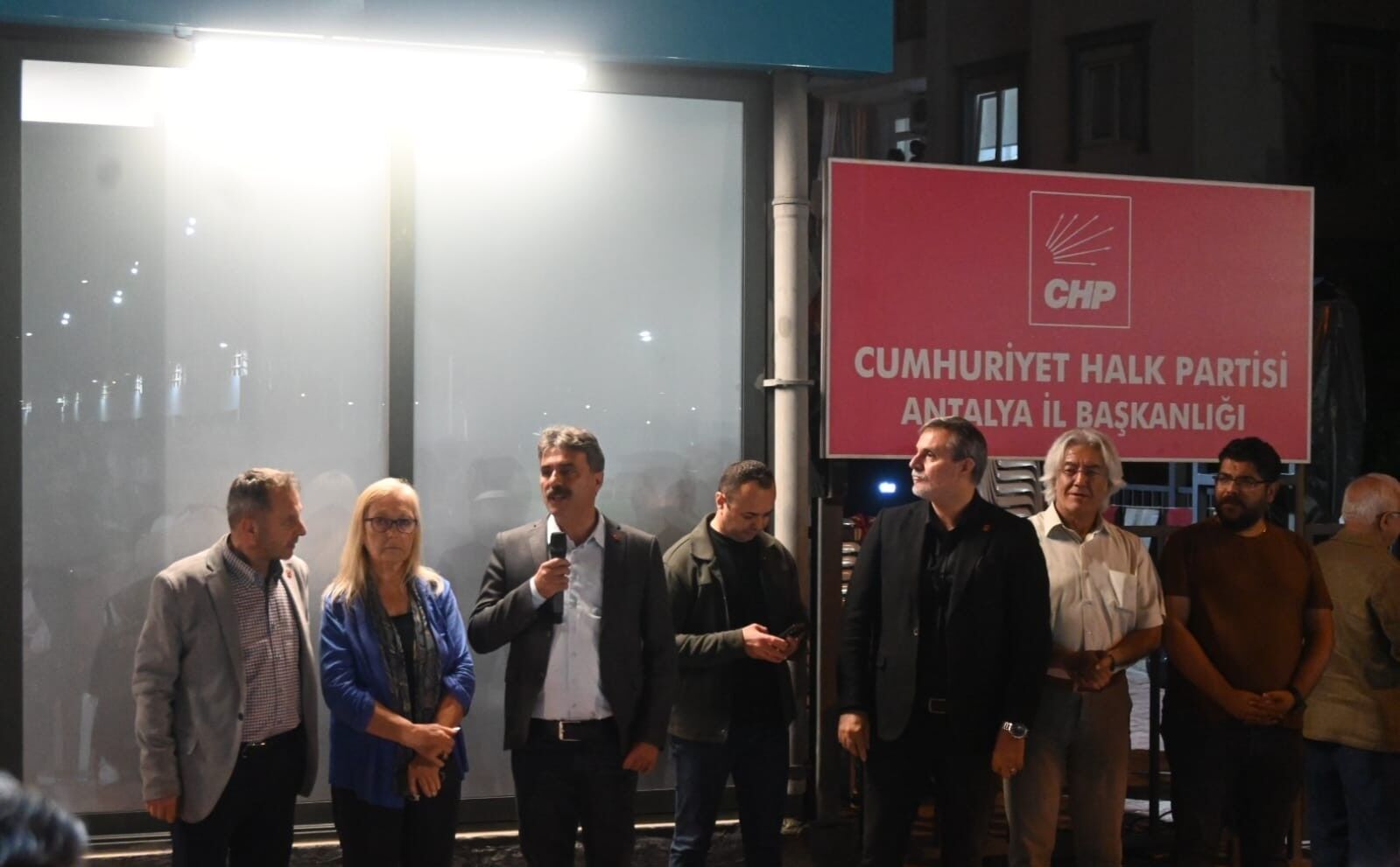 Chp Antalyadan Yagmura Ragmen Gece Nobeti (4)