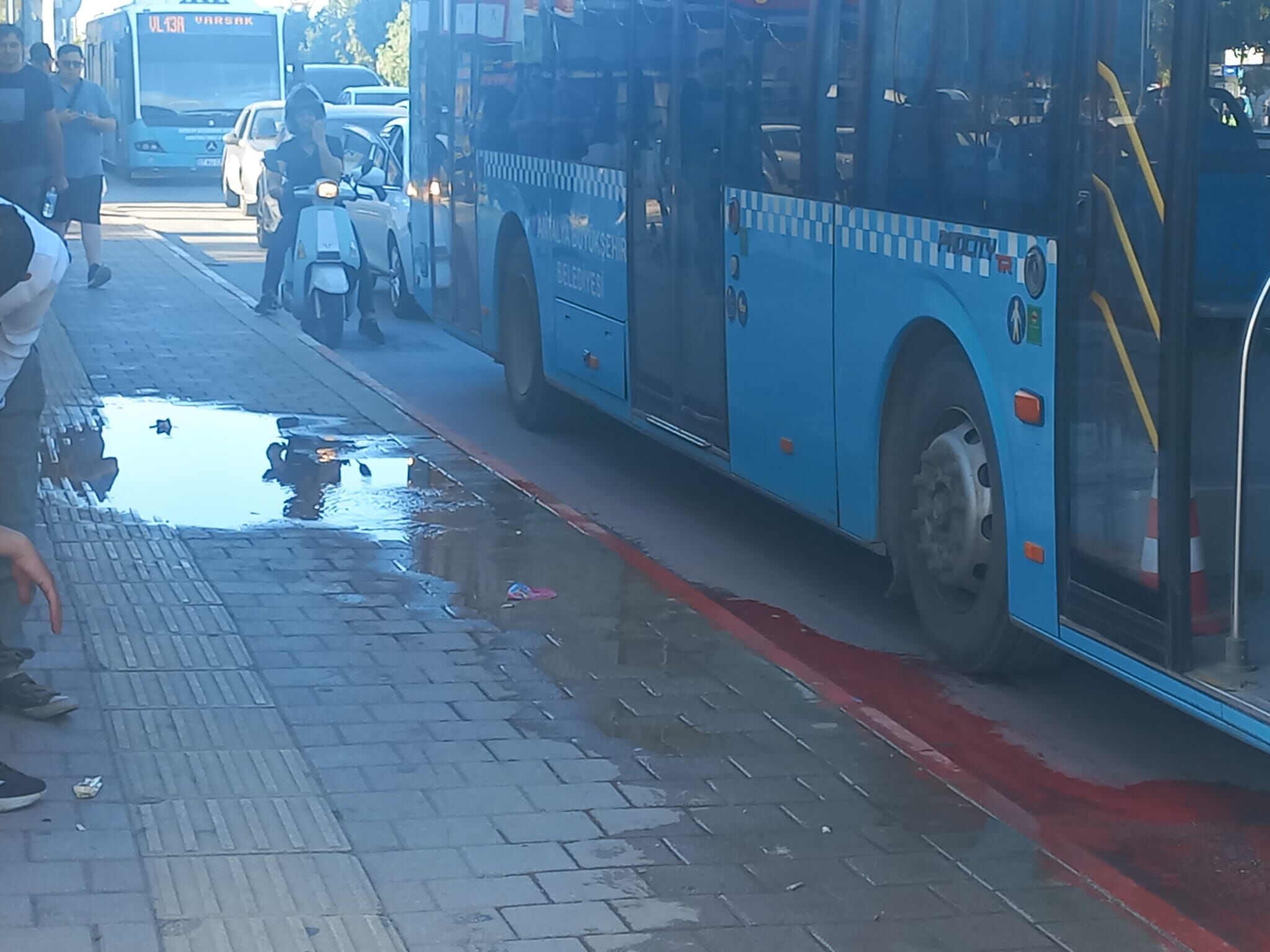 Kepez Belediyesinin Onunda Boru Patladi Vatandas Belediyeyi Topa Tuttu (1)