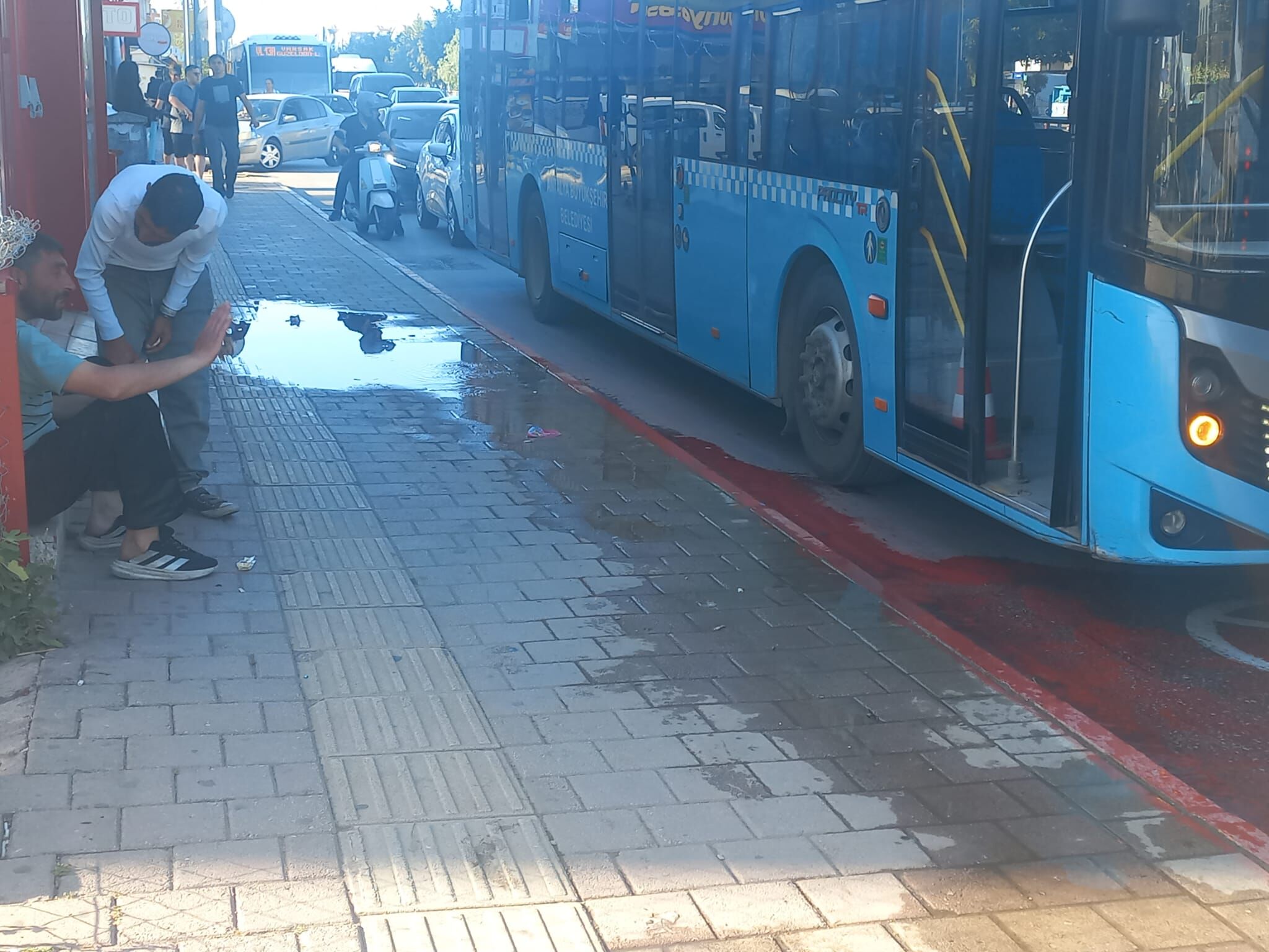 Kepez Belediyesinin Onunda Boru Patladi Vatandas Belediyeyi Topa Tuttu (2)