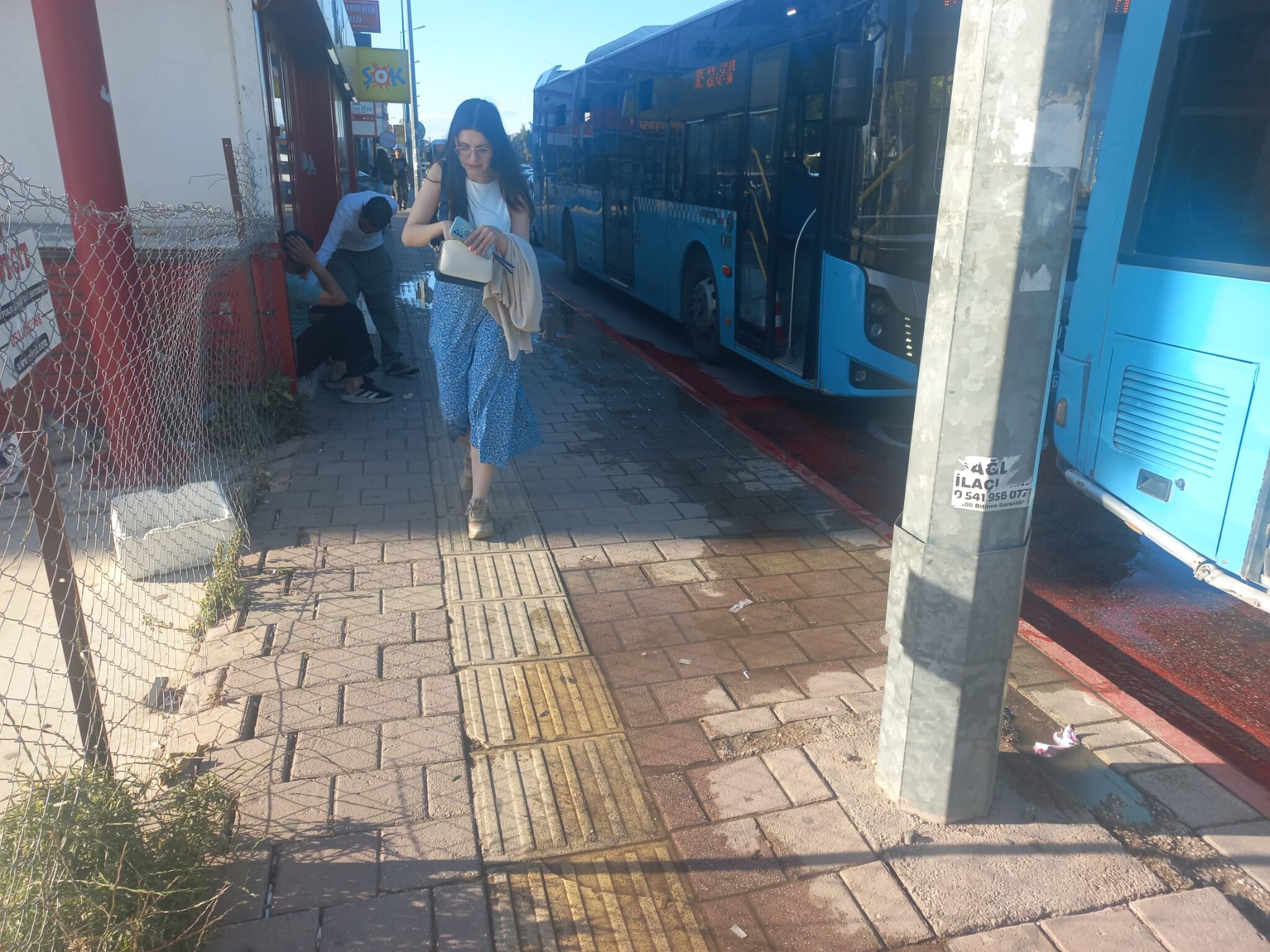 Kepez Belediyesinin Onunda Boru Patladi Vatandas Belediyeyi Topa Tuttu (3)