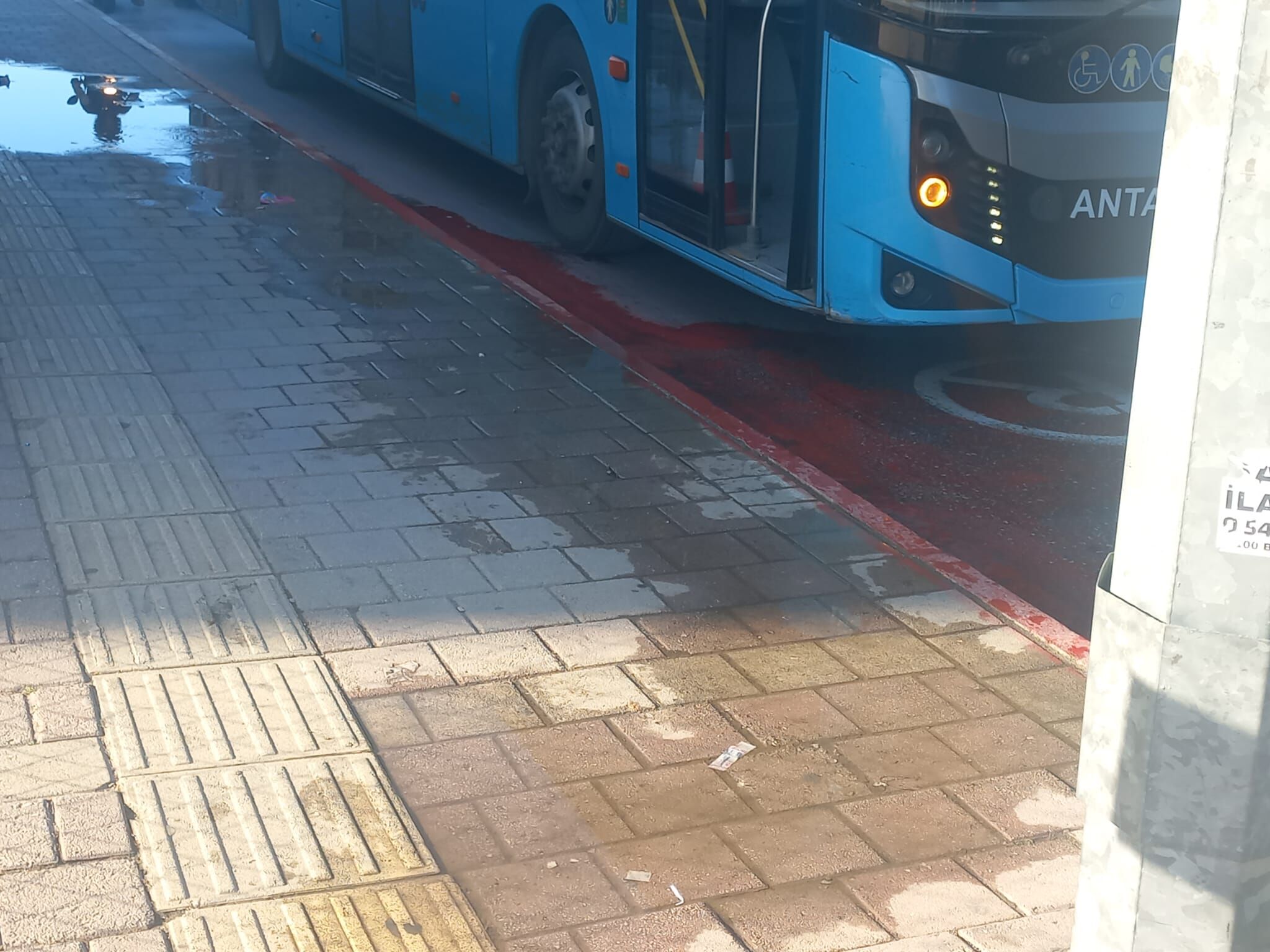 Kepez Belediyesinin Onunda Boru Patladi Vatandas Belediyeyi Topa Tuttu (4)