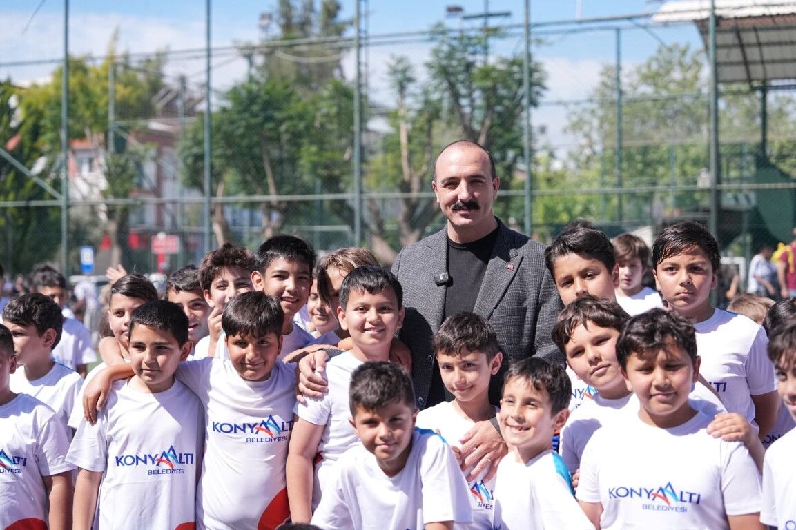 Konyaaltı’nda Minik Sporcularını Madalyalarını Başkan Cem Kotan Verdi (2)