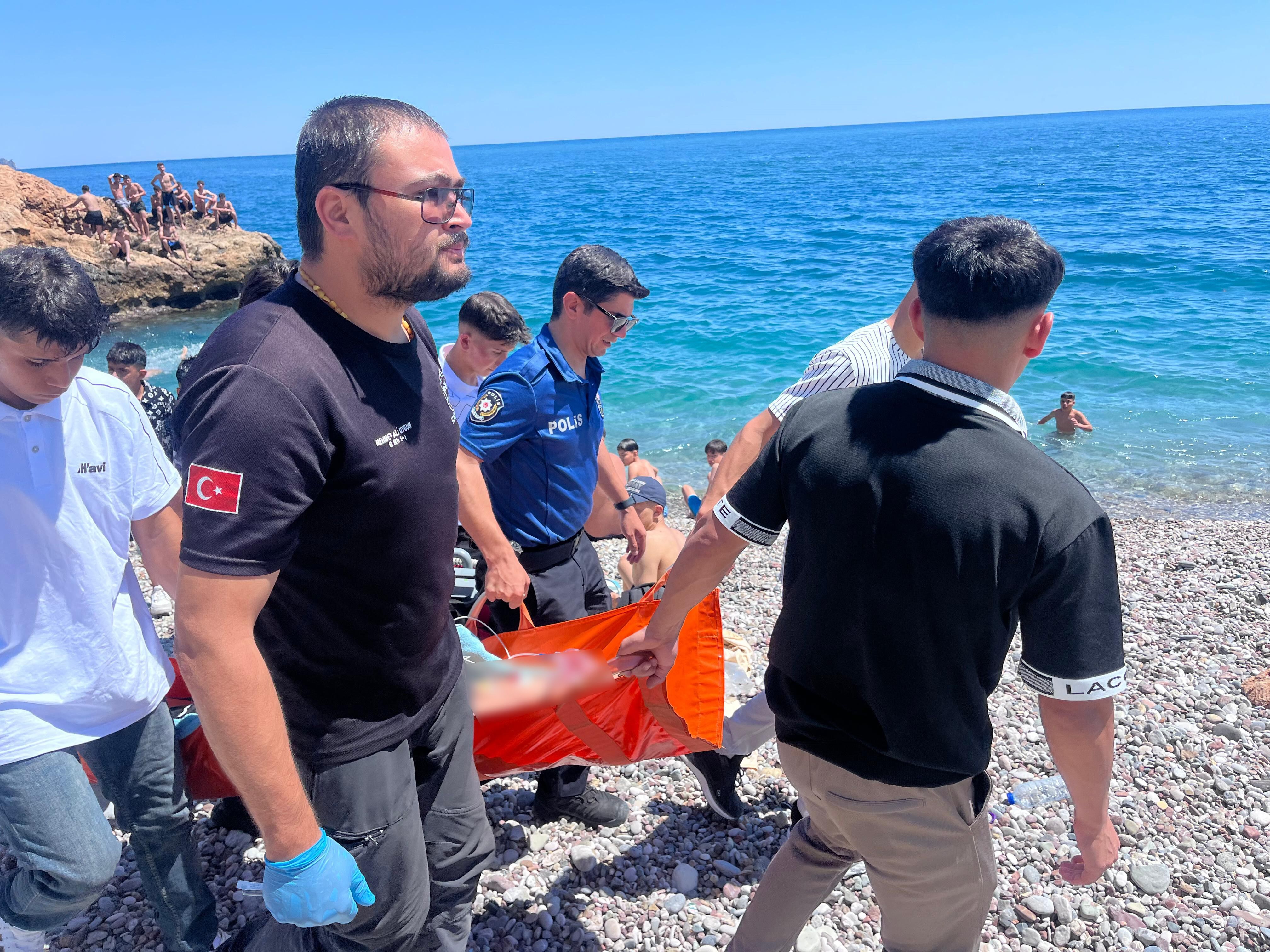 Konyaaltı’nda Sahili’nde Bayram Günü Facia Atlatıldı (3)