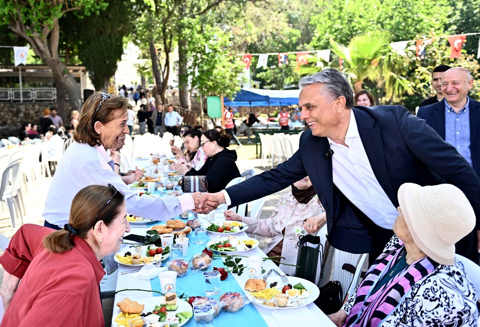 Muratpaşa Belediyesi ‘Vatan Sağ Olsun’ Diyen Anneleri Unutmadı (1)