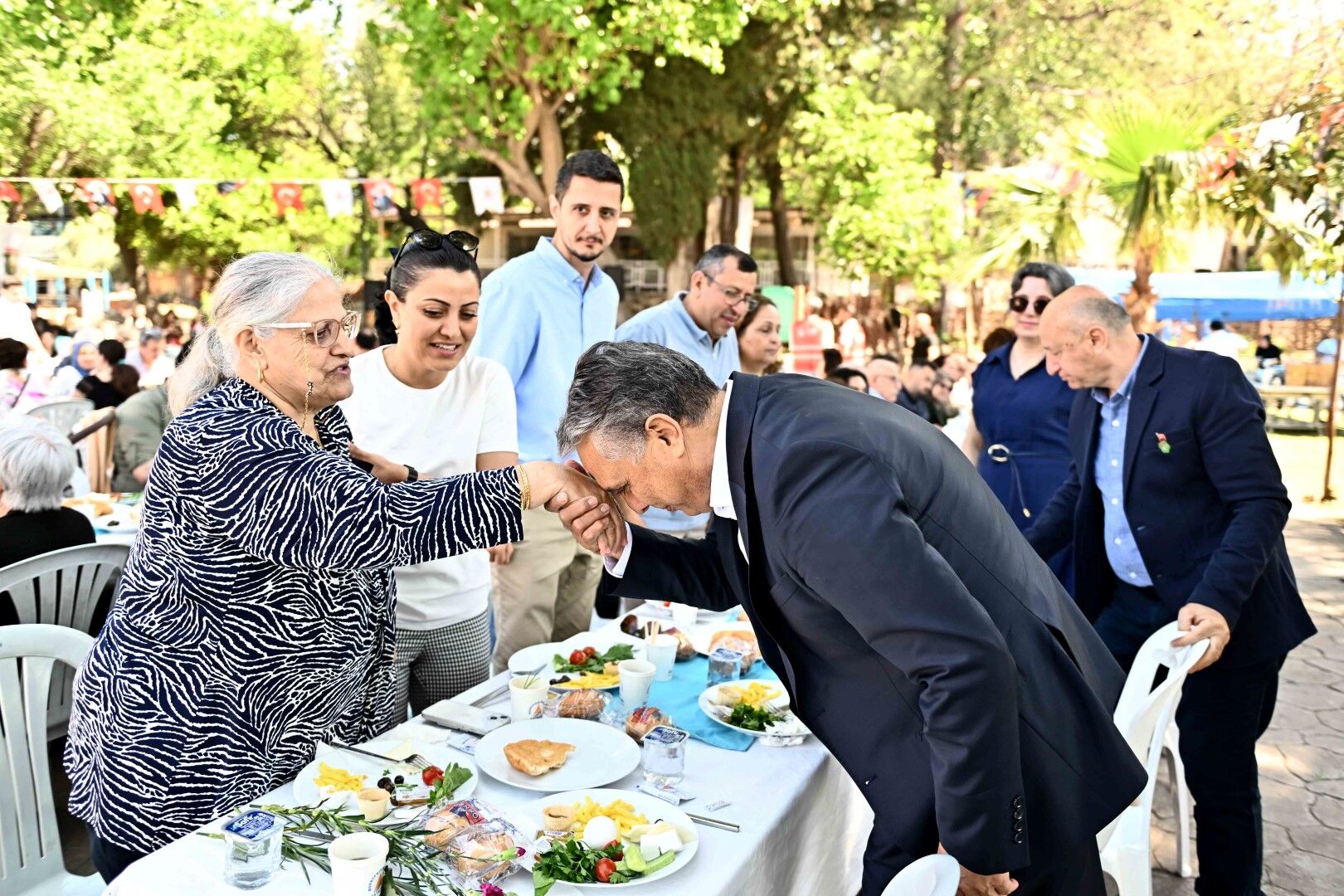 Muratpaşa Belediyesi ‘Vatan Sağ Olsun’ Diyen Anneleri Unutmadı (3)