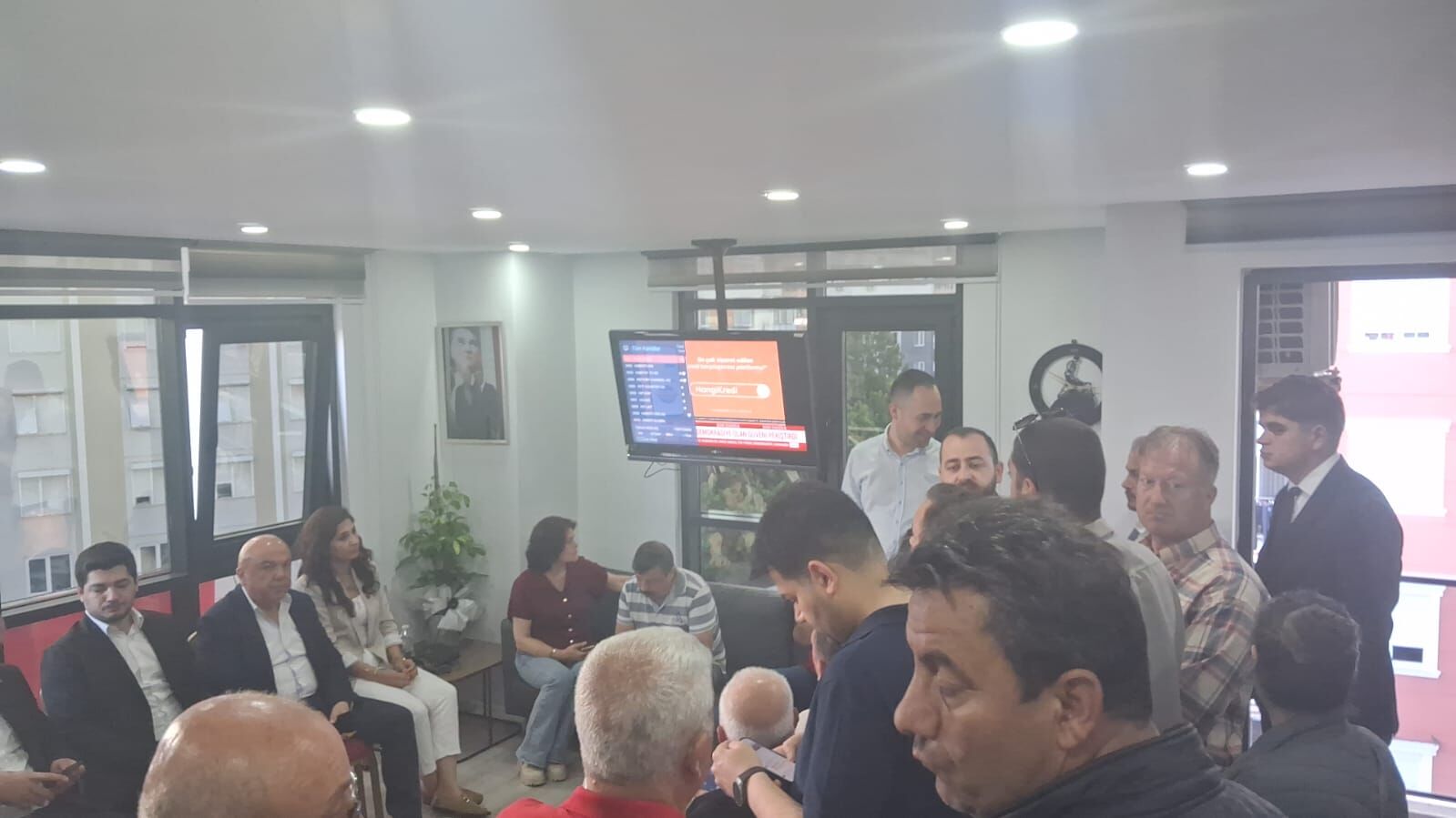 Mutlak Butlan Karari Sonrasi Chp Antalya Il Binasinda Toplandi (2)