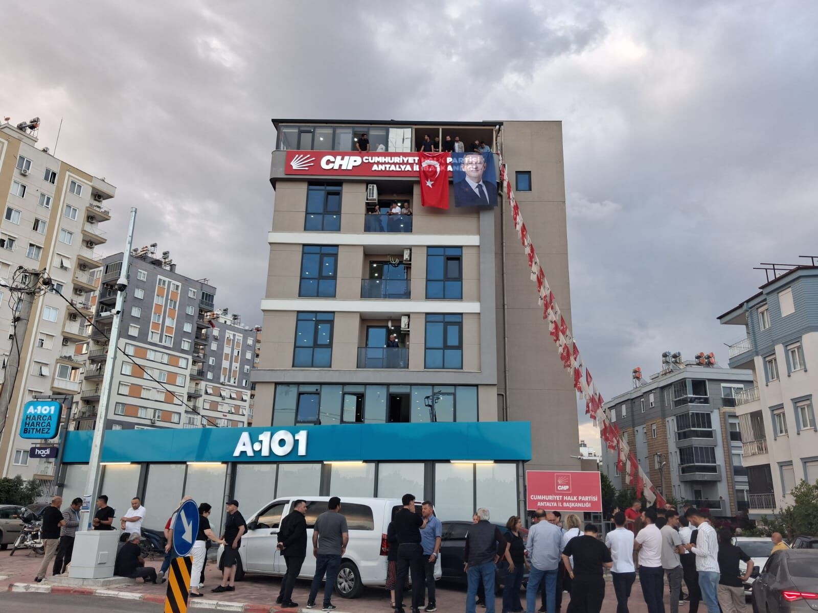 Ozgur Ozelin Fotografi Chp Binasina Asildi