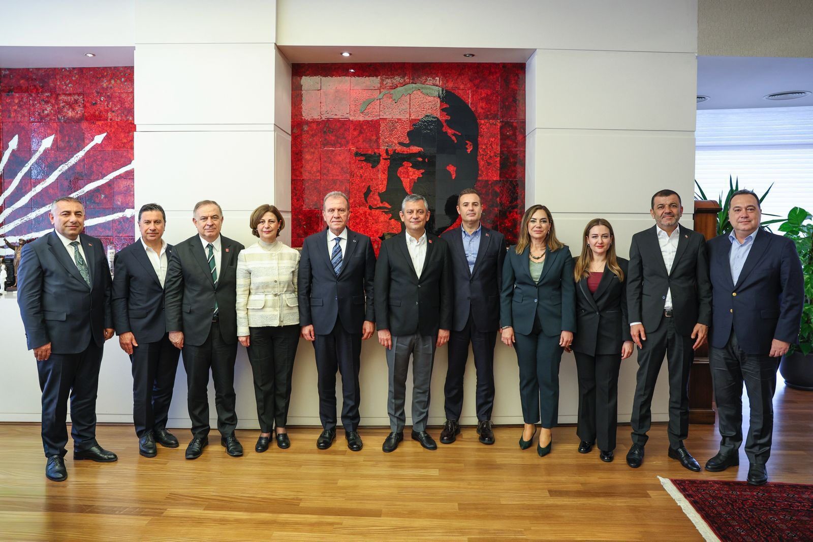 Vekil Ozdemirden Ozgur Ozelle Kritik Gorusme (1)