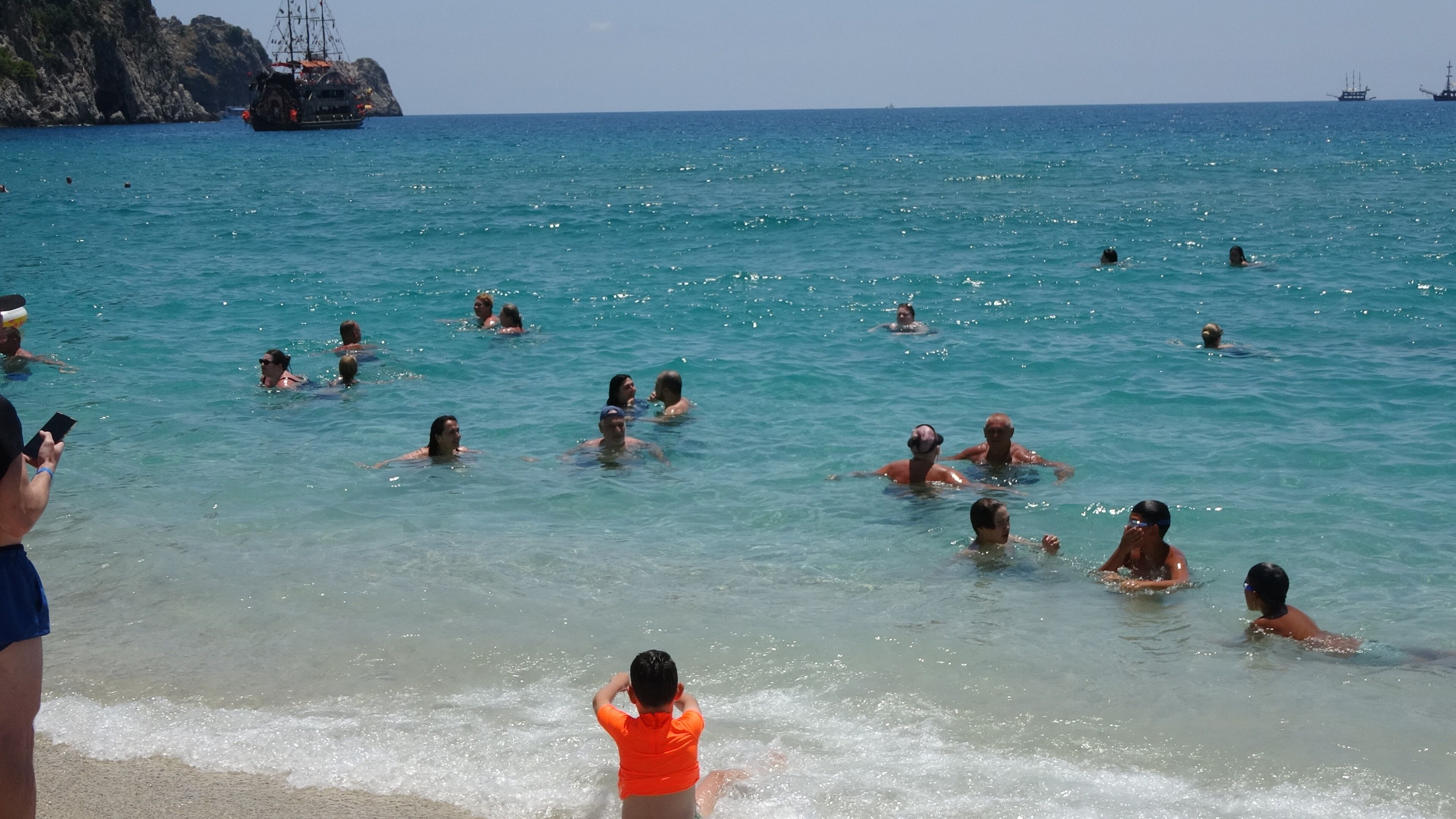 Alanya'da Hava Sıcaklığı 30 Dereceyi Gördü, Turistler Sahile Koştu (5)