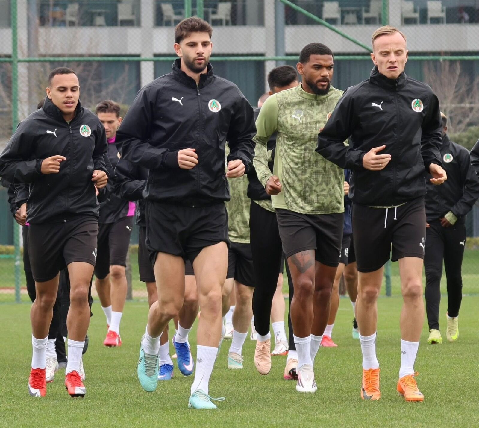 Alanyaspor 6 Oyuncu Ile Yollarını Ayrıldı (2)