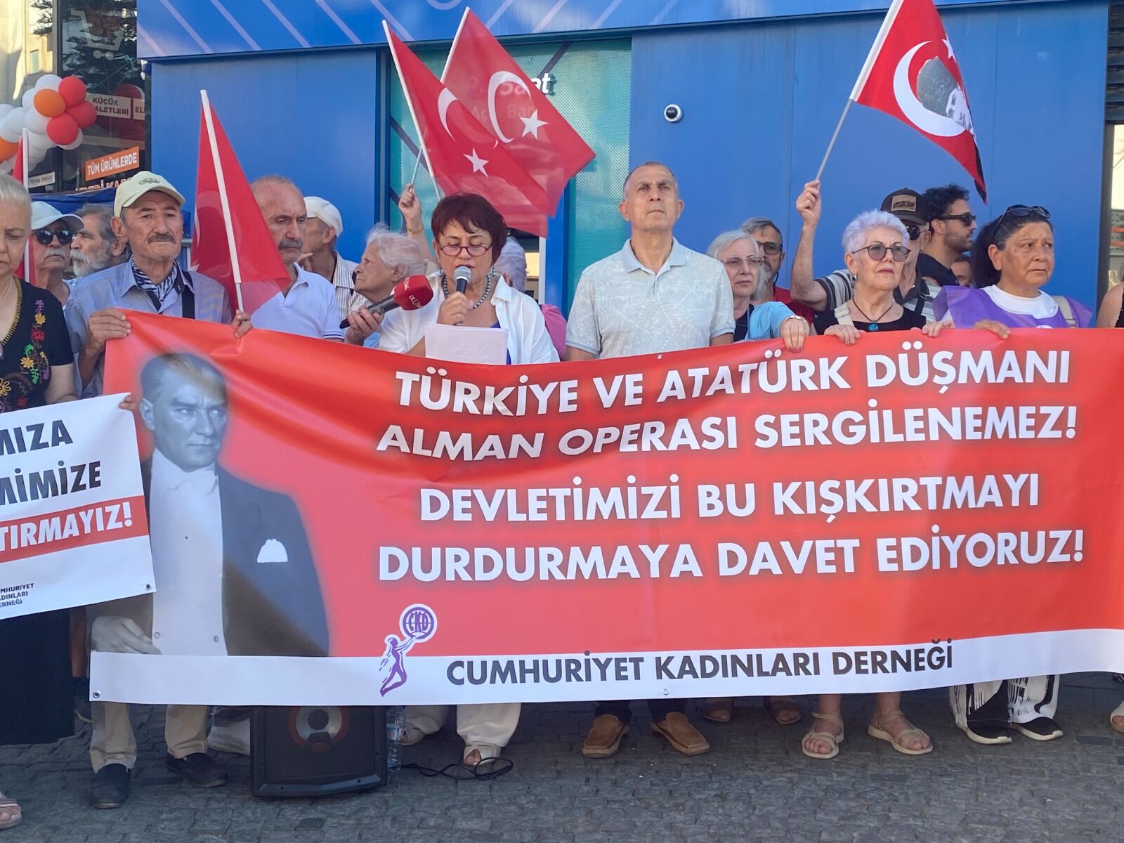 Almanyadaki Ataturk Operasi Antalyayi Sokaga Doktu (1)