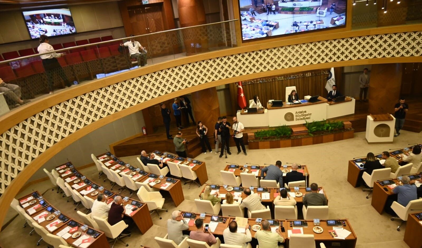 Antalya Büyükşehir Belediyesi’nde Alt Üst Edilen Kadro Onaylandı (1)