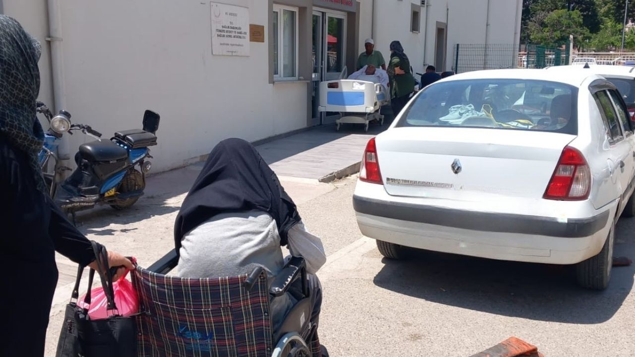 Antalya Eğitim Araştırma Hastanesi’nde Kanser Hastaları Araç Engeline Takıldı (5)