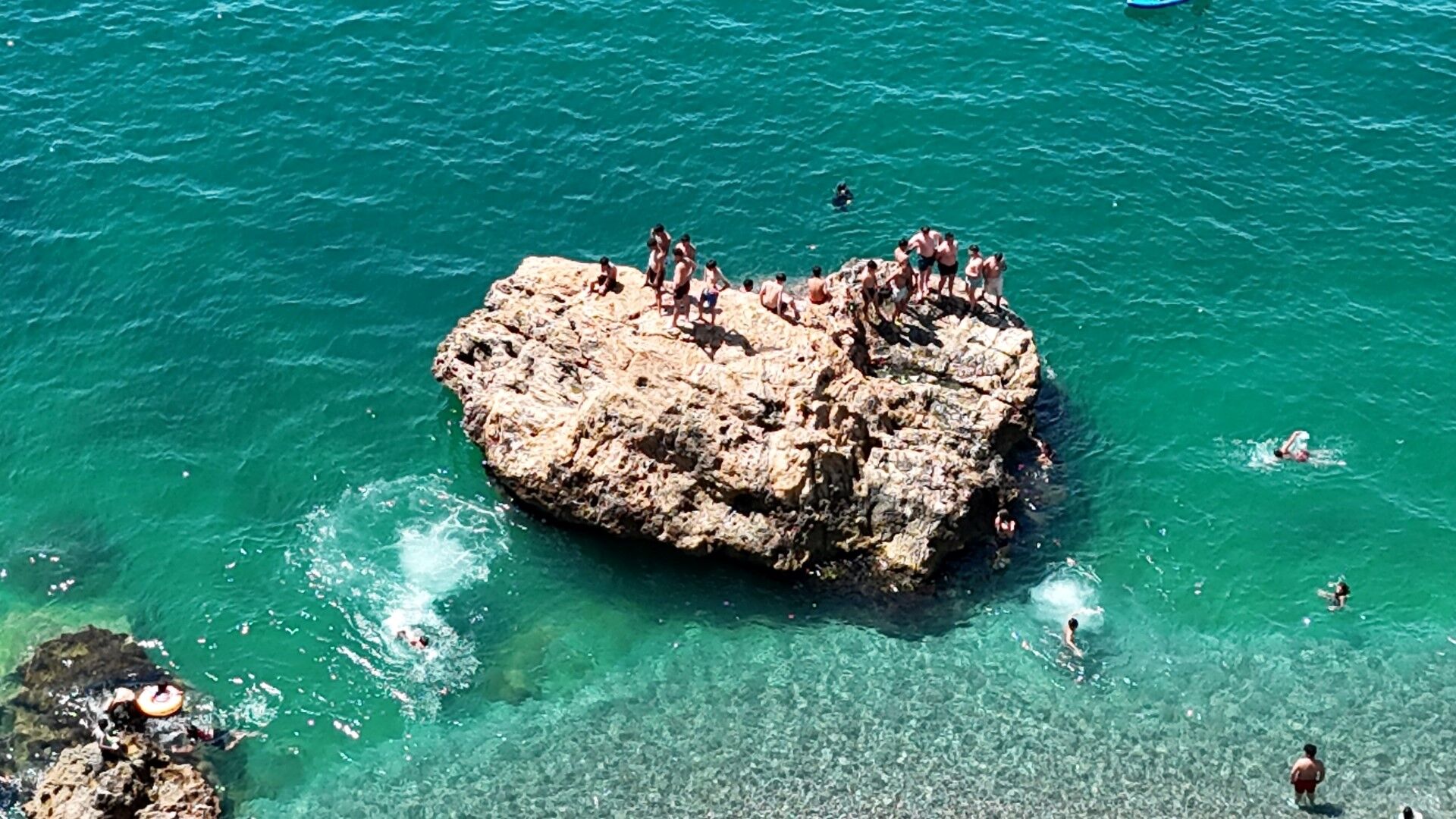 Antalya Iki Mevsimi Aynı Anda Yaşıyor (3)
