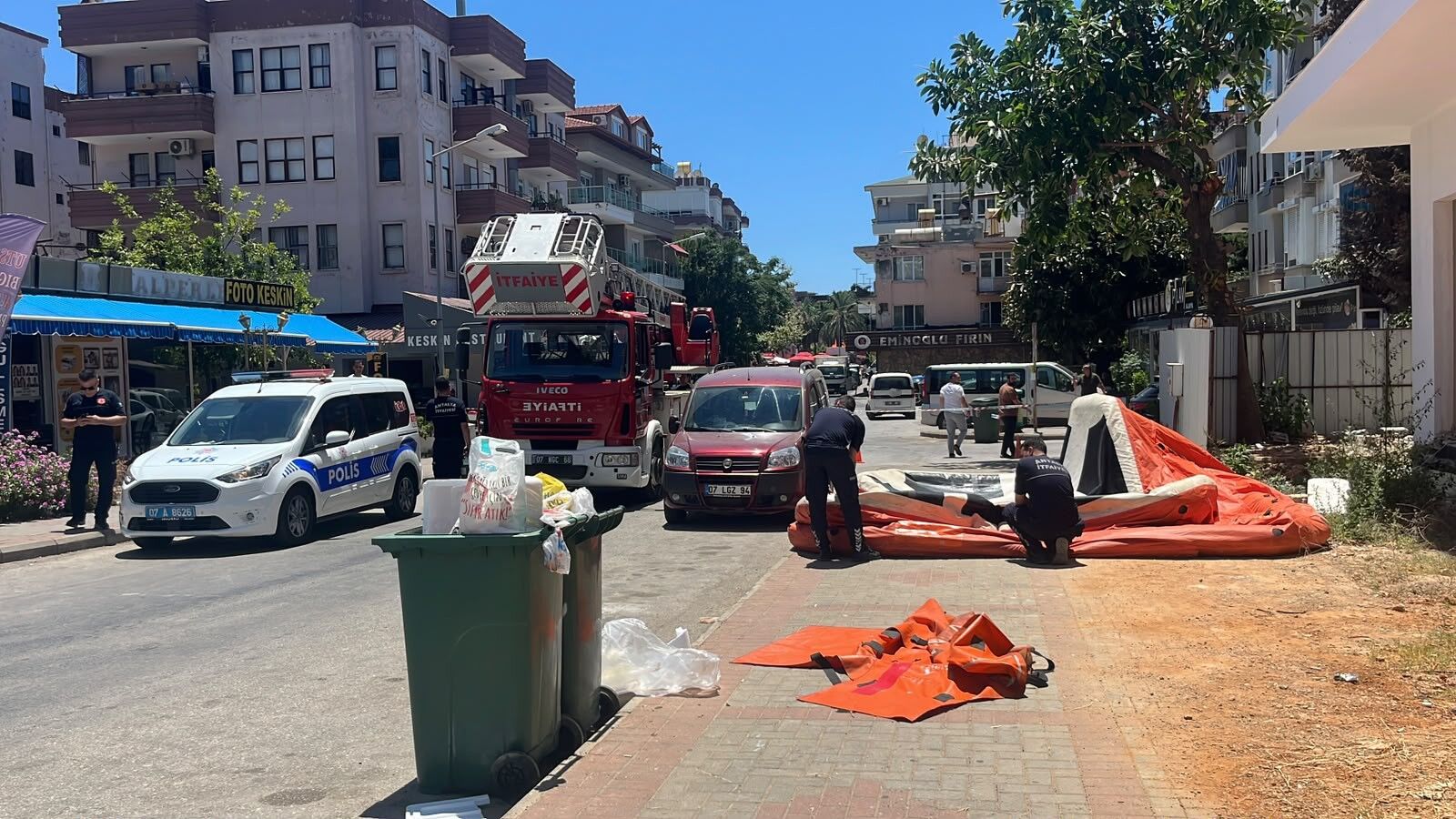 Antalya’da Çatıya Çıkan 44 Yaşındaki Adam Yürekleri Ağza Getirdi (5)
