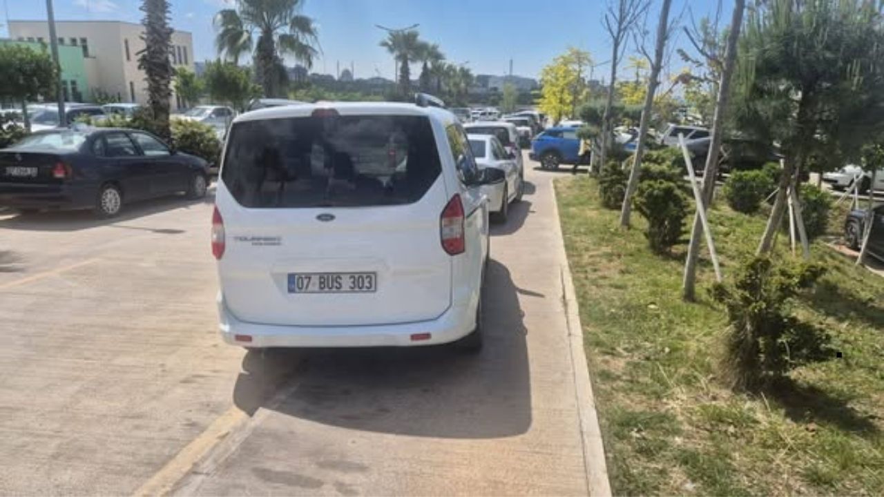 Antalya’da Hastane Çevreleri Kilitlendi! Araçlar Kaldırımlara Taşındı (1)-1
