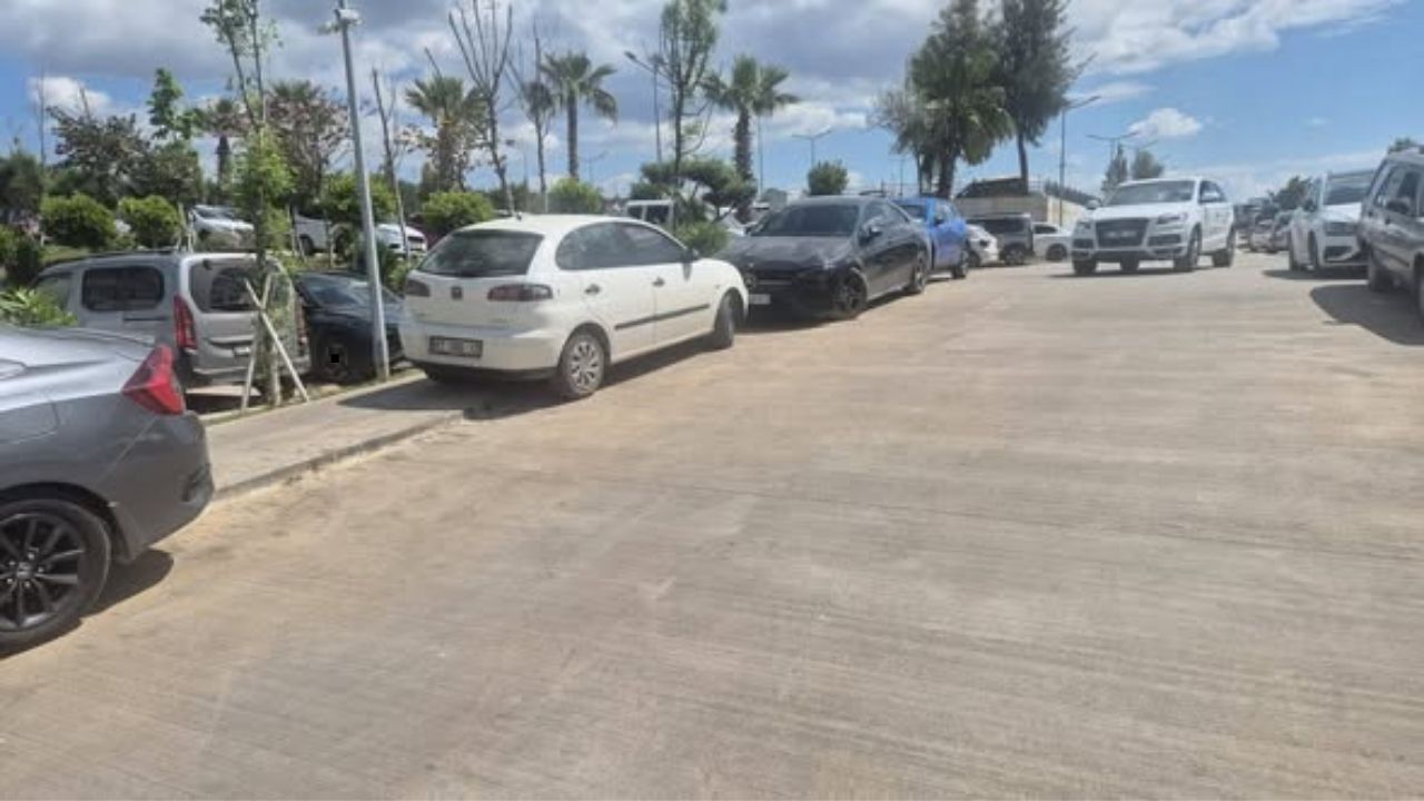 Antalya’da Hastane Çevreleri Kilitlendi! Araçlar Kaldırımlara Taşındı (2)-1