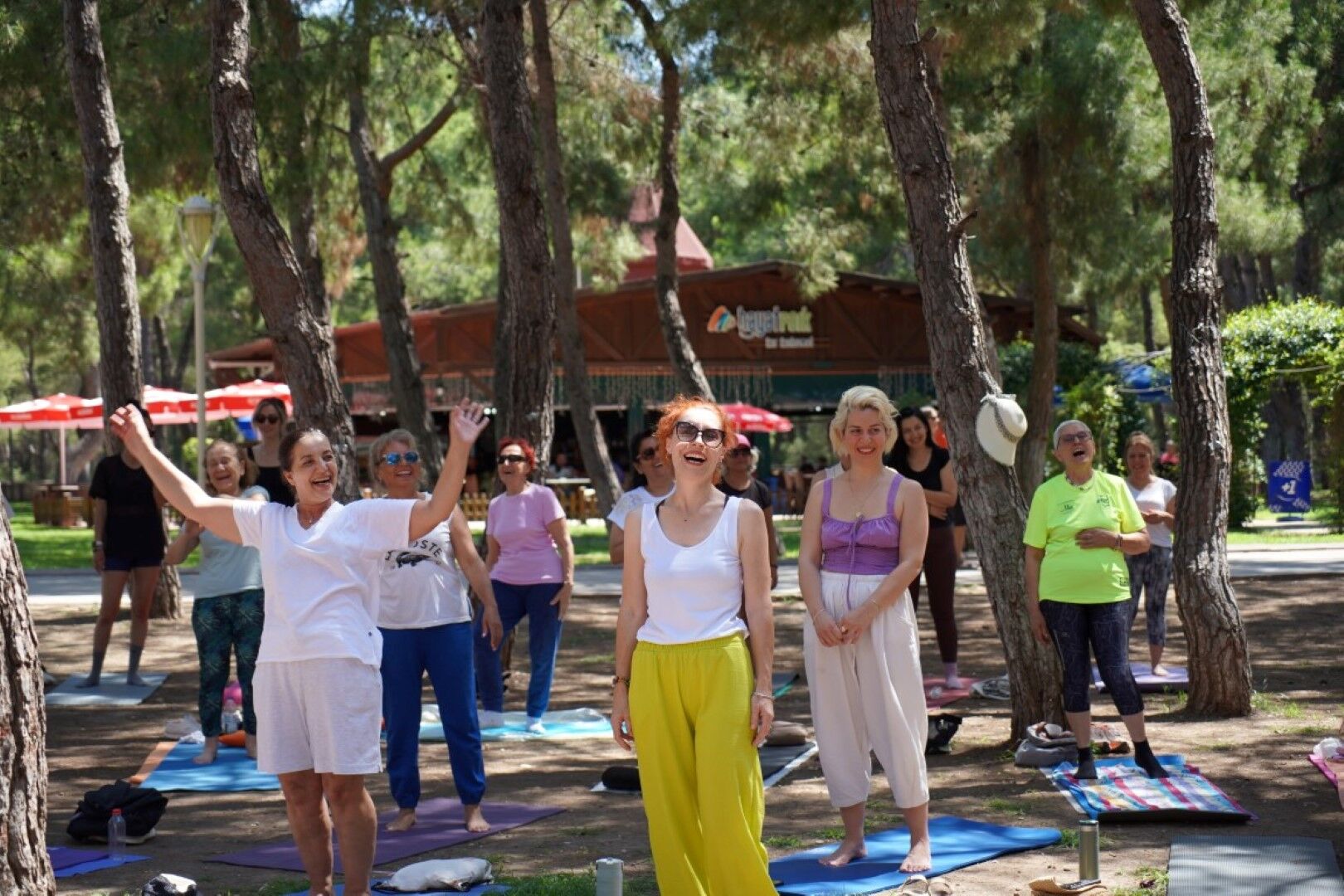 Antalya’da Kahkahalar Eşliğinde Yoga Yaptılar (3)