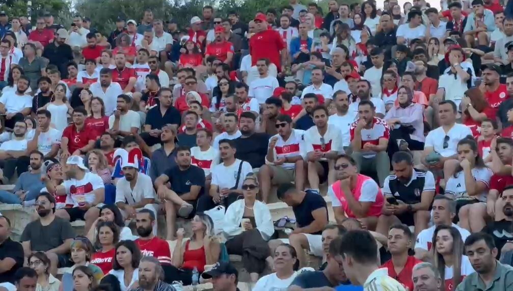 Antalya’da Milli Heyecanı 2 Bin 500 Yıllık Antik Tiyatroda Yaşandı (4)