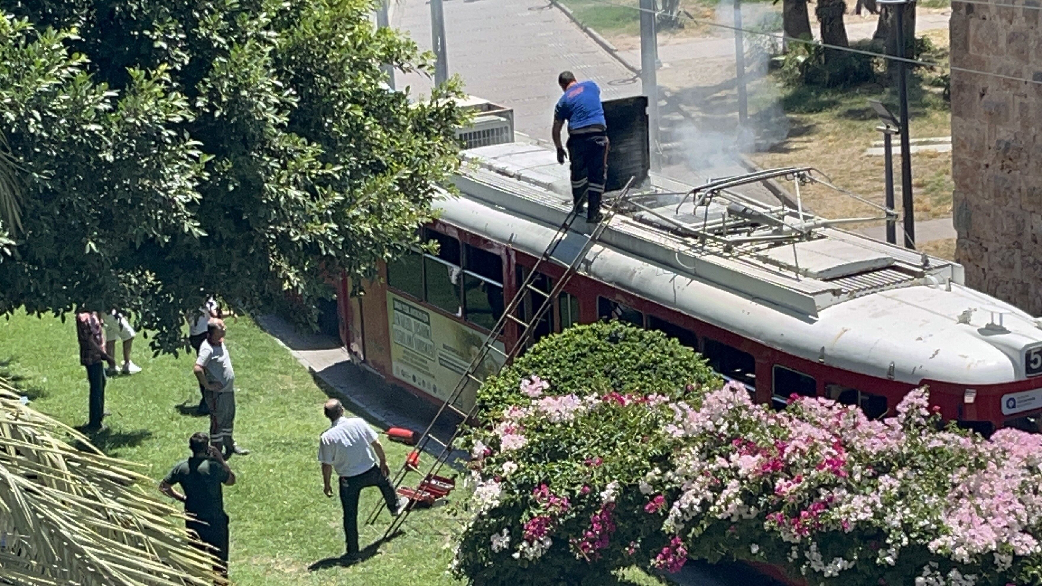Antalya’da Yürekler Ağza Geldi! Antalya’nın Nostalji Tramvayında Yangın (5)