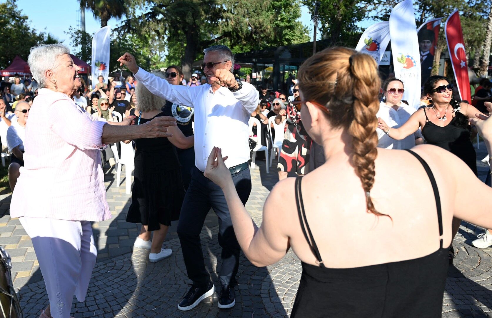 Antalya’daki ‘Yaza Merhaba’ Konserinde Belediye Başkanı Kurtlarını Döktü (2)