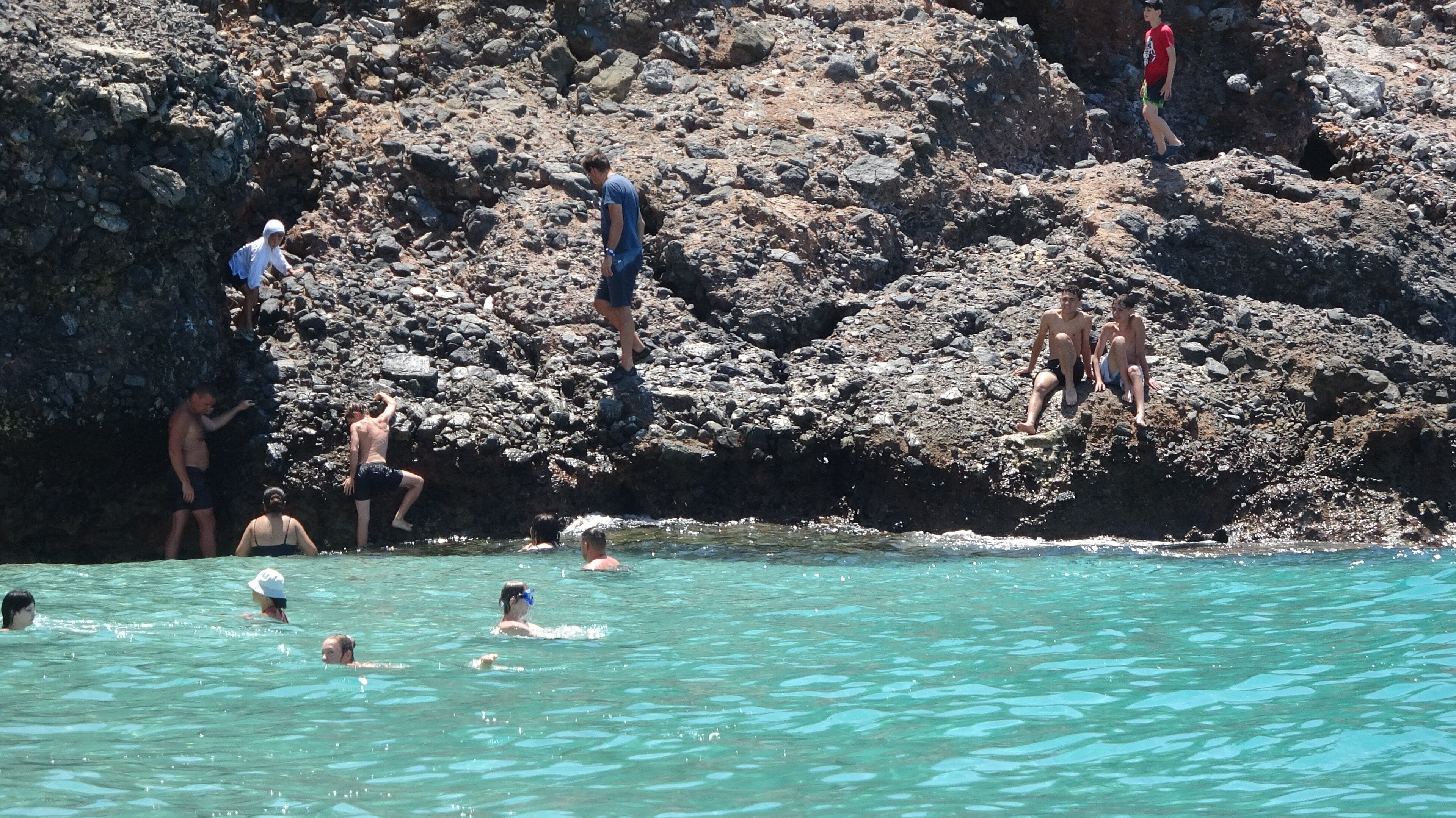 Antalya’nın Dünyaca Ünlü Kleopatra Plajı Doldu Taştı (1)