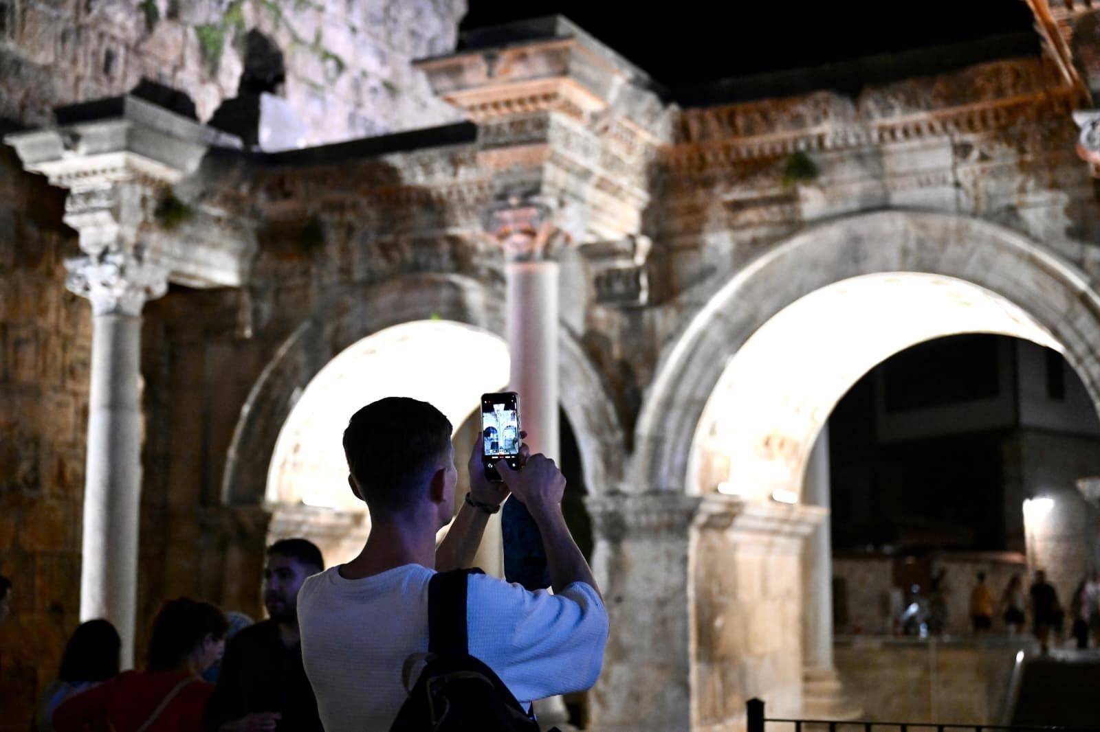Antalya'nın Tarihi Üçkapılar Aydınlatıldı (5)