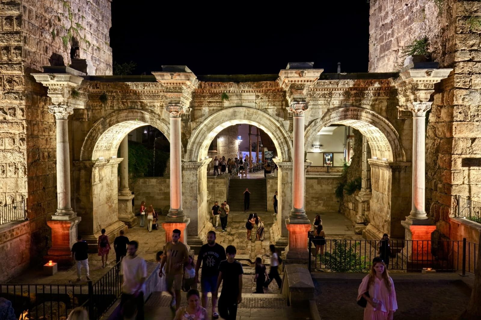 Antalya'nın Tarihi Üçkapılar Aydınlatıldı (6)